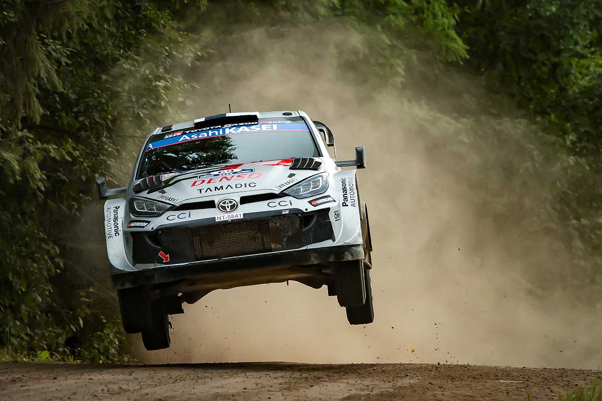 Rallye Finnland: Rovanperä knapp vor Neuville