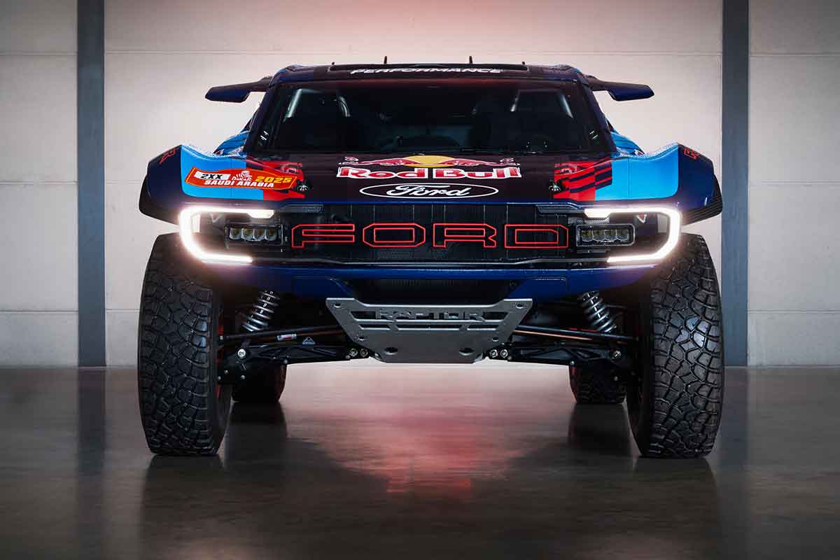 Carlos Sainz präsentiert den Ford Raptor T1+
