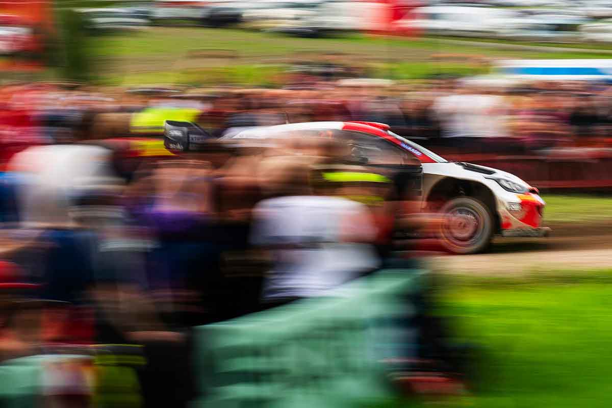 Evans setzt sich von Neuville deutlich ab