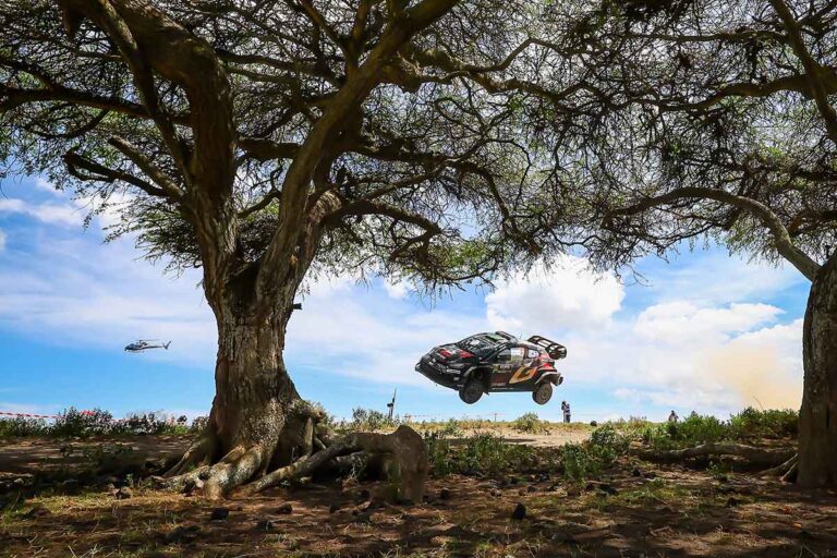 Rallye Safari nach WP10: Evans nach turbulenter Etappe vorn