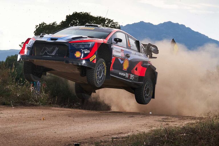 Rallye Sardinien: Regen bringt neue Spannung