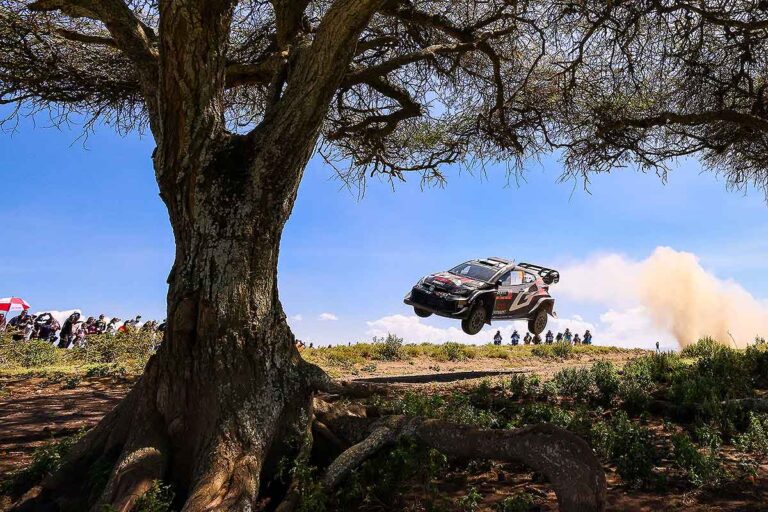 Safari Rallye nach Tag 1: Drei Toyotas vorn