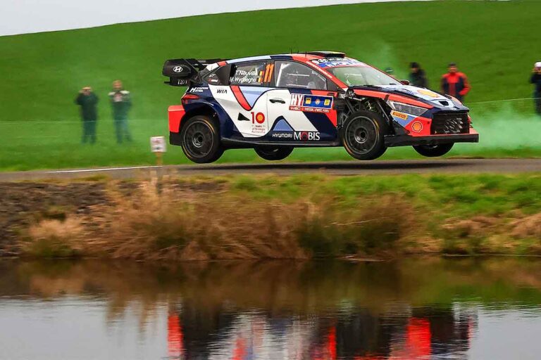 Central European Rally: Neuville knapp vor Ogier
