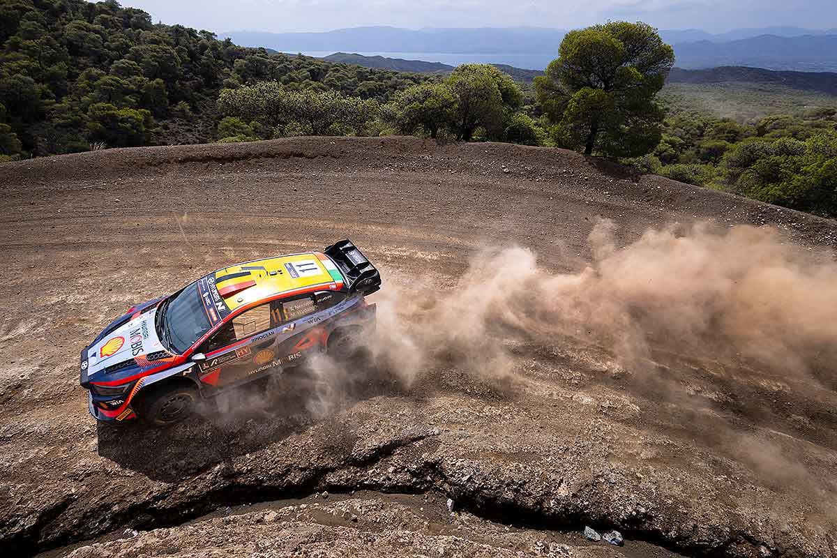 Neuville nur noch knapp vor Ogier