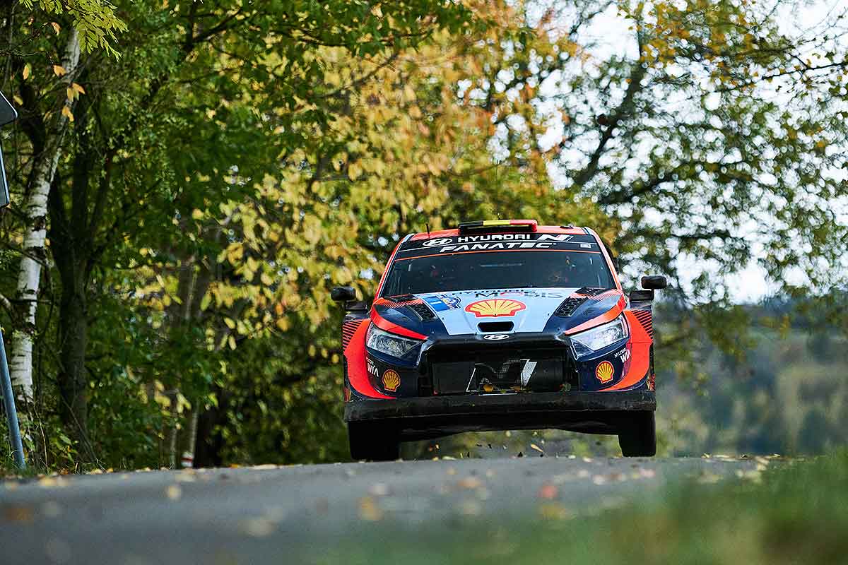Rallye Zentraleuropa: Neuville übernimmt Führung