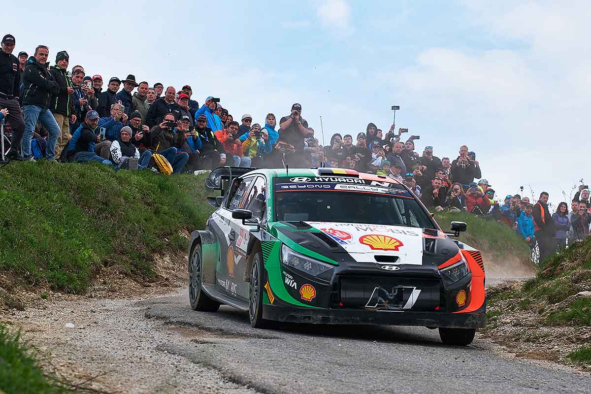 Neuville führt – Ogier fällt nach Plattfuß zurück