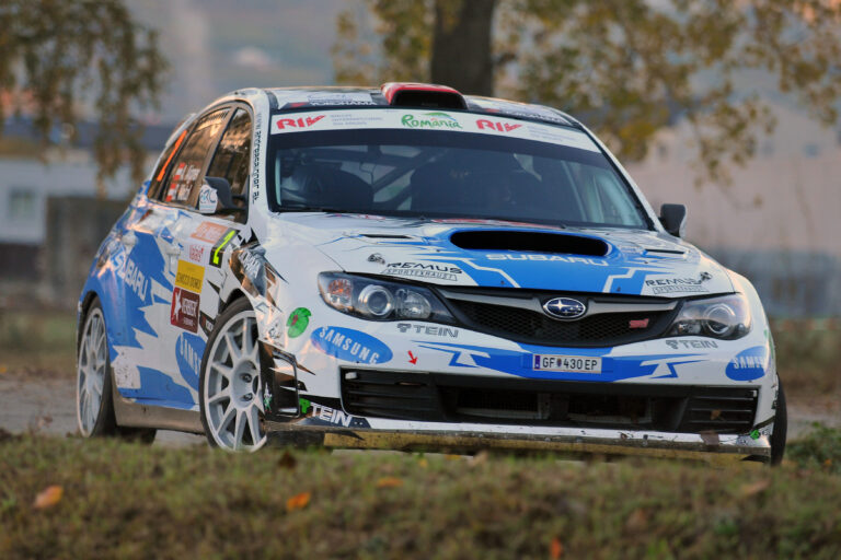 Aigner nach Auftakt knapp vorne