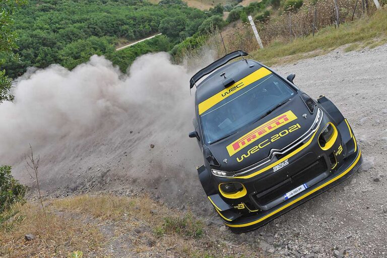 Pirelli-Reifentest beginnt auf grobem Sardinien-Schotter