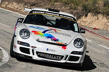 Porsche 911 bezwingt Ford S2000