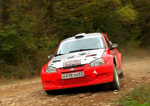 Lada bastelt am Rallye-Modell