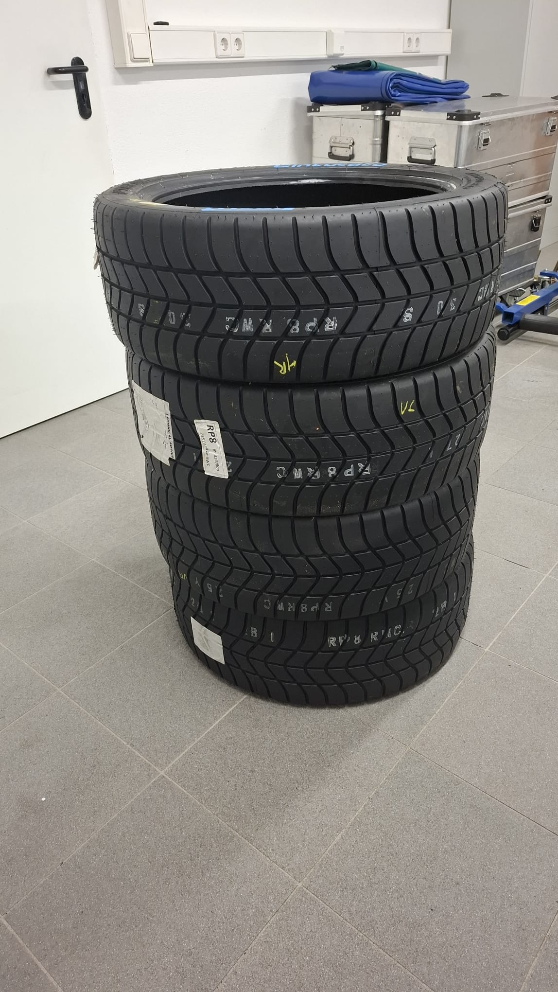 4 Stück NEUE Pirelli Rain 235/40R18 RWC