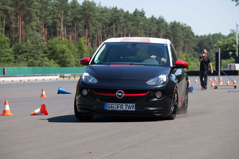 Startschuss für die ADAC Opel Rallye Academy