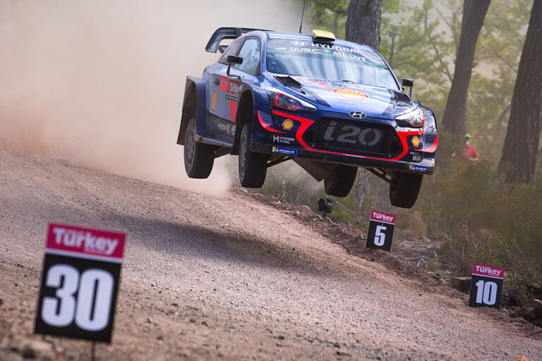 Rallye Türkei nach WP1: Mikkelsen vorn