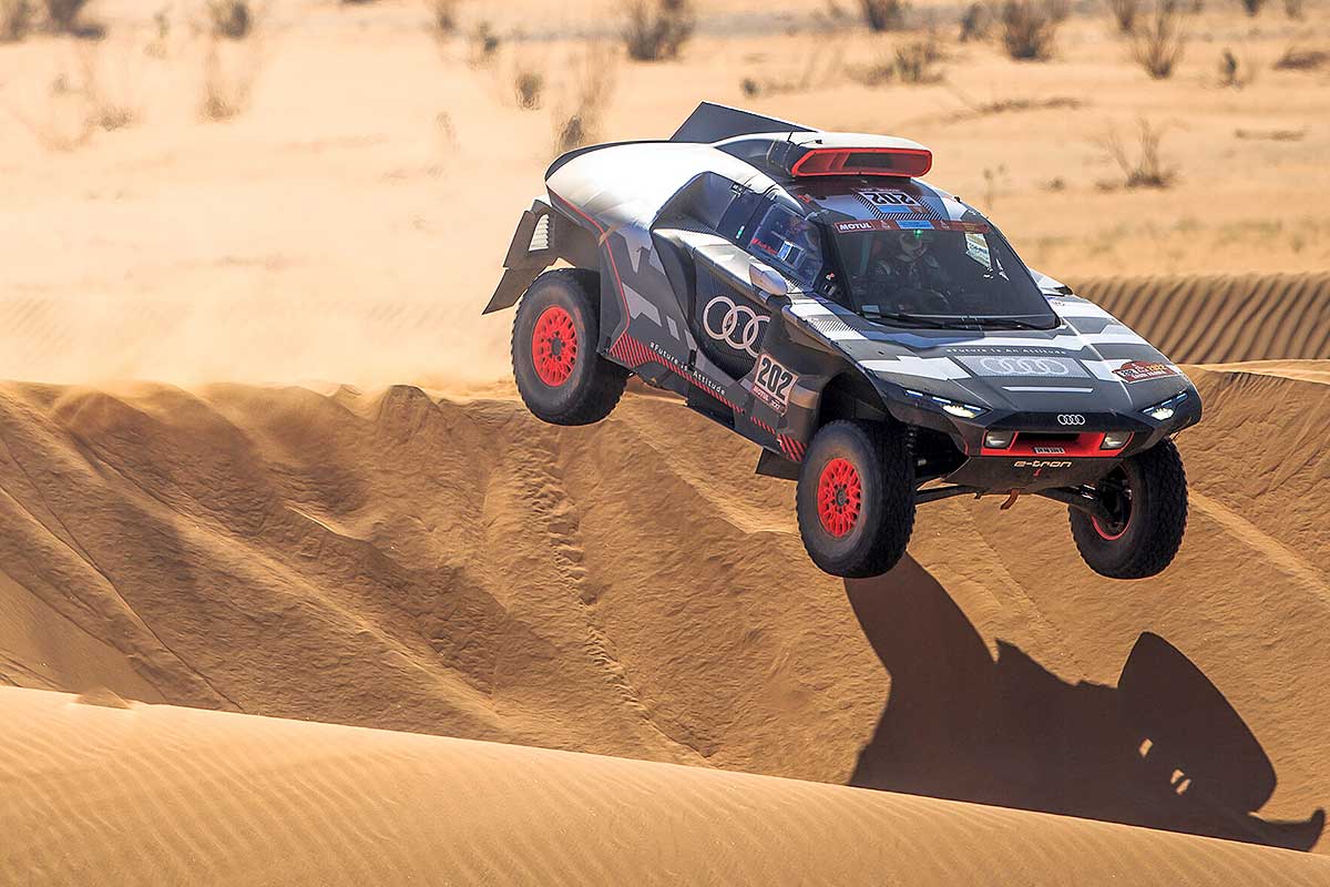 Sainz gewinnt Königsetappe – Al-Attiyah kurz vor Sieg