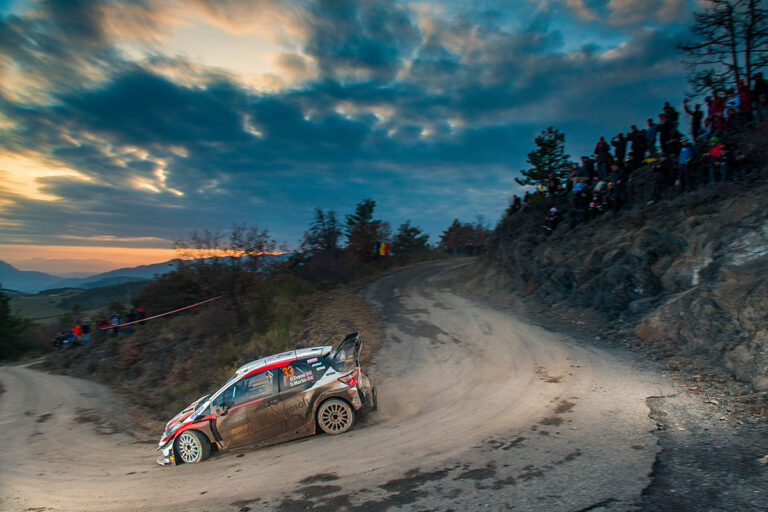 Evans wieder alleine vorn