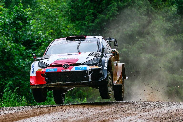 Evans rutscht aus – Rovanperä übernimmt Spitze