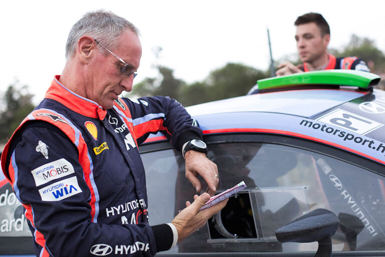 Paddon-Beifahrer John Kennard steigt aus