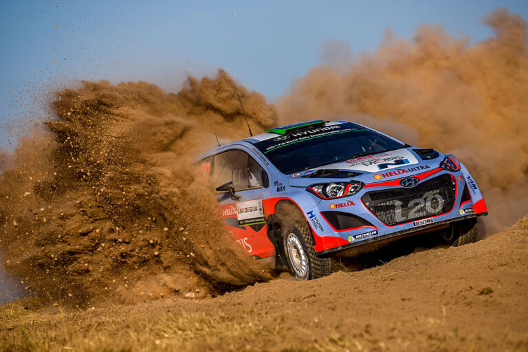 Paddon fliegt über saubere Strecken