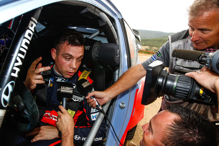 Paddon kann sich vor Ogier behaupten