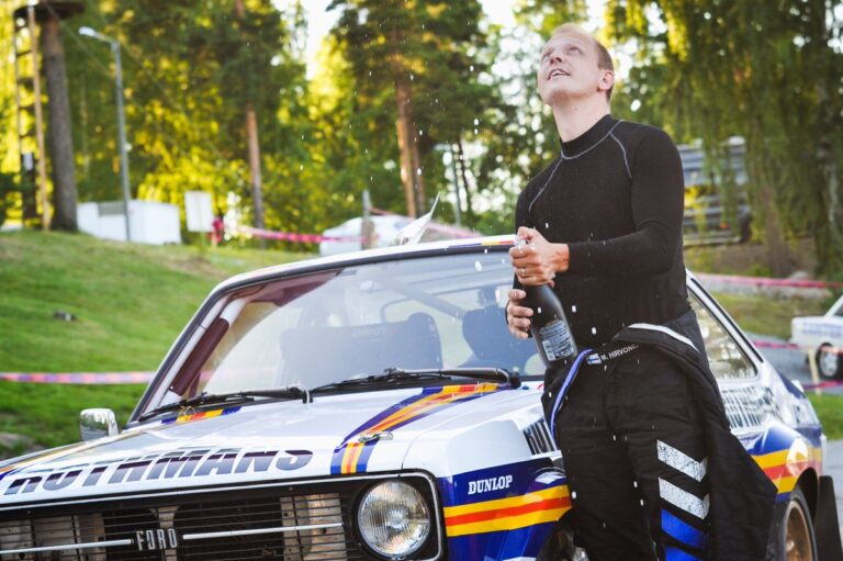 Neuville und Hirvonen siegen bei AutoGlym Rallye