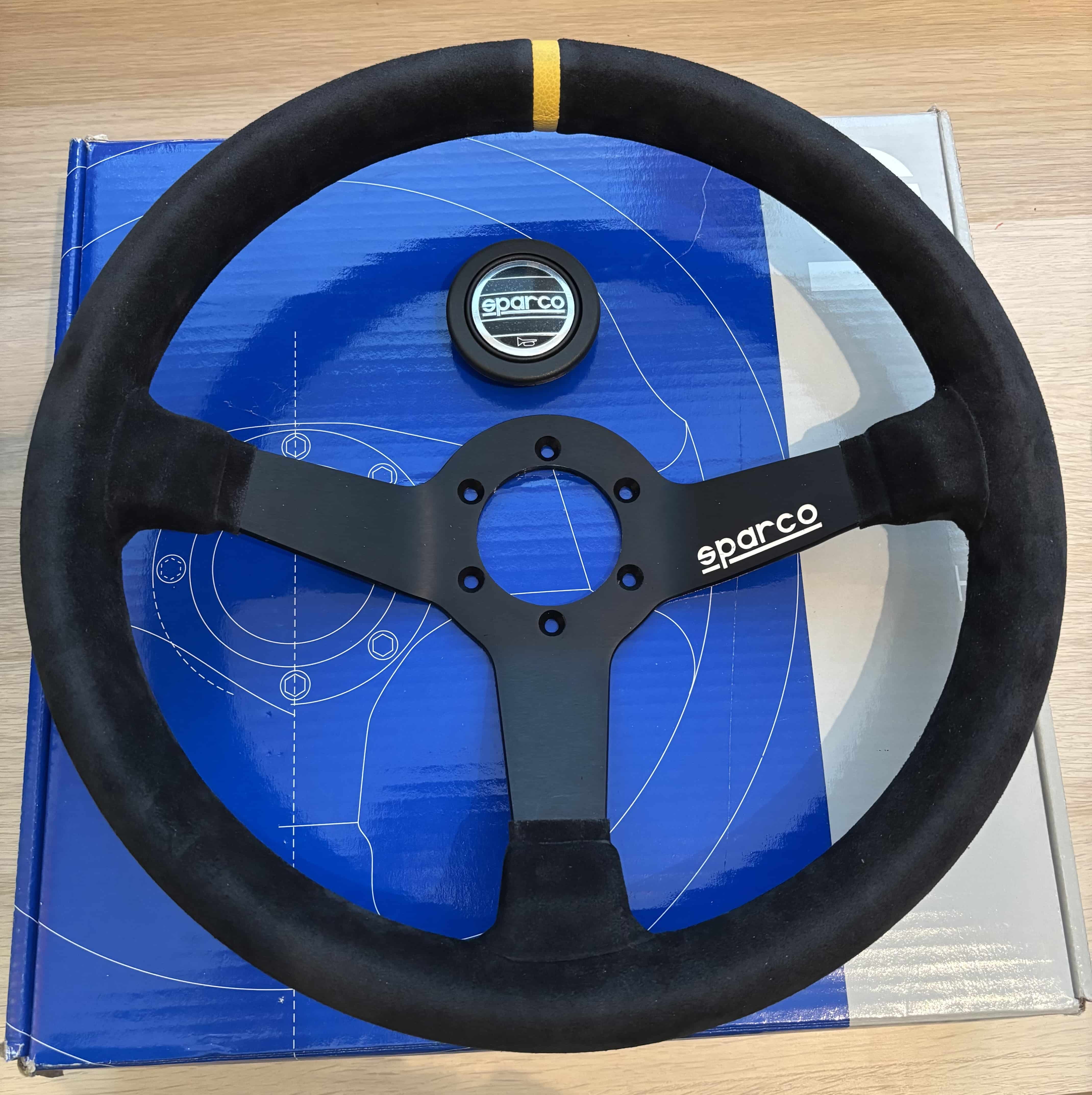 Neues Sparco Lenkrad geschüsselt R345