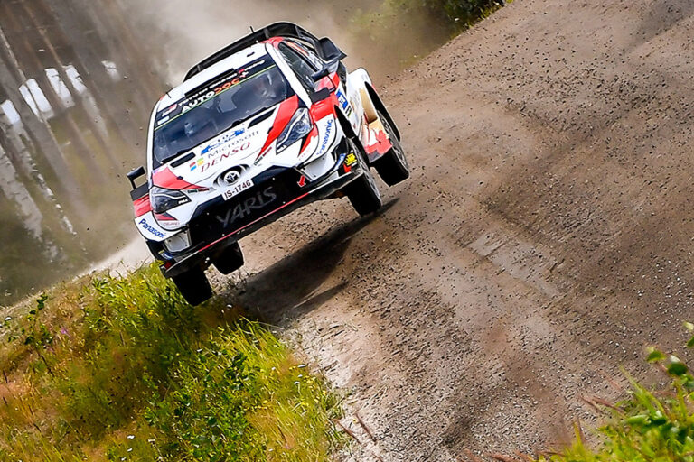 Latvala knapp vor Meeke, Lappi und Tänak