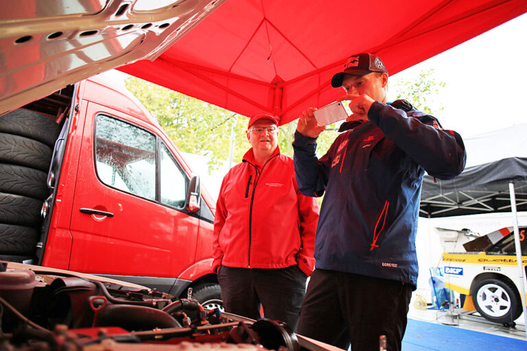 Latvala kommt mit seinem Audi zur Lausitz