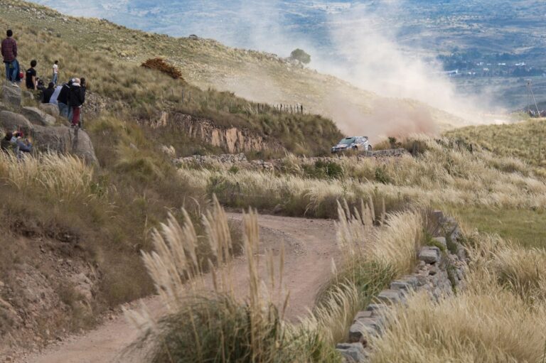 Latvala auf Abwegen, Meeke macht langsam