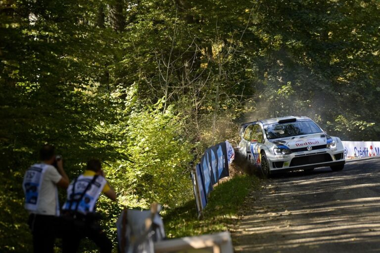 Latvala arbeitet am ersten Asphalt-Sieg