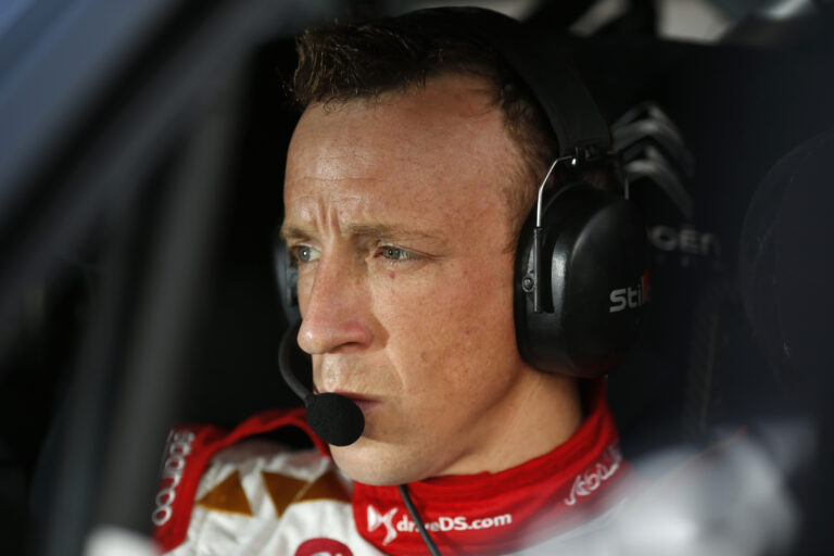 Meeke draußen, Latvala bleibt vorn