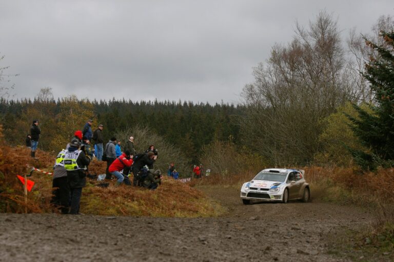 Ogier an der Spitze, Mikkelsen raus
