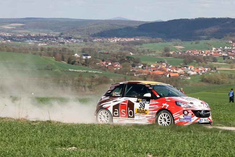 Neuville feiert ersten Opel-Sieg