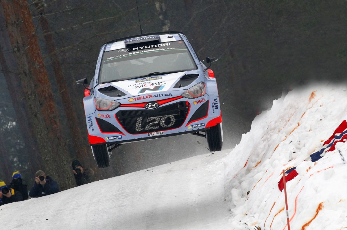 Mikkelsen bleibt vorn, Neuville auf zwei