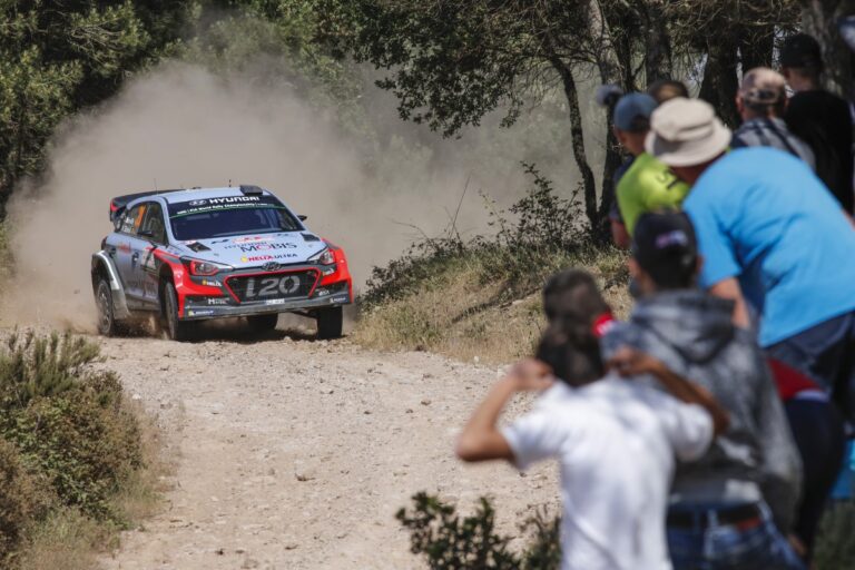Neuville verteidigt knapp die Führung