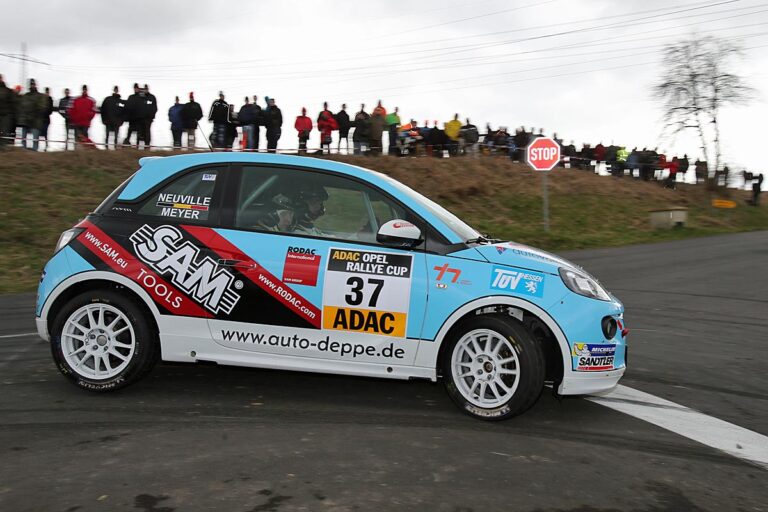 Neuville begutachtet Neuville