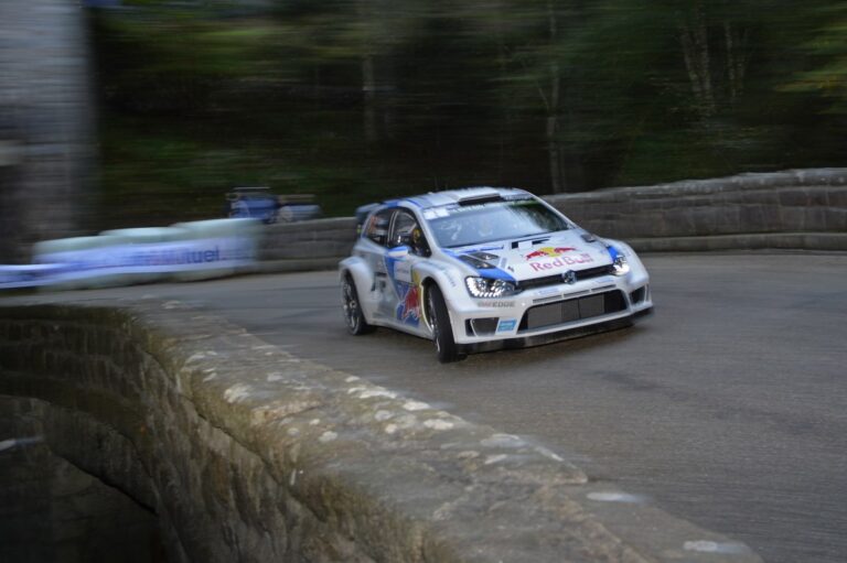 Ogier und Neuville mit Problemen