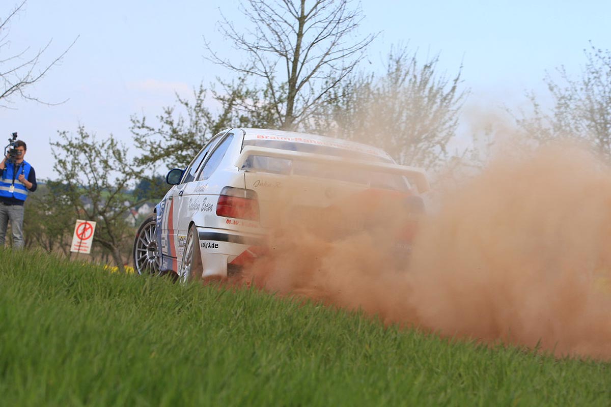 Osterfeuer von 240 Rallyeautos