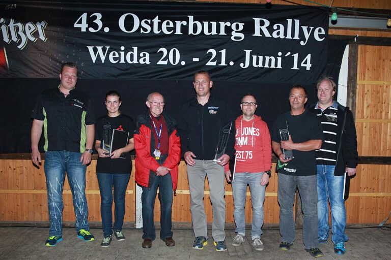 Ein Porsche vor neun Mitsubishis