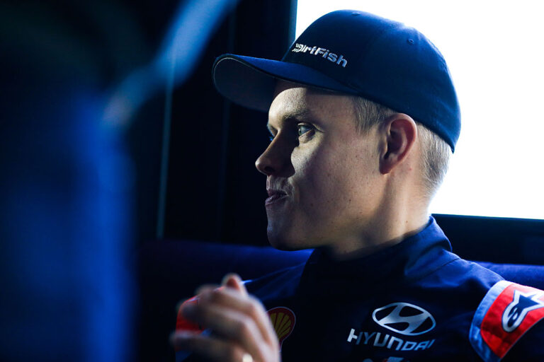 Heftiger Abflug von Tänak – Evans übernimmt Führung