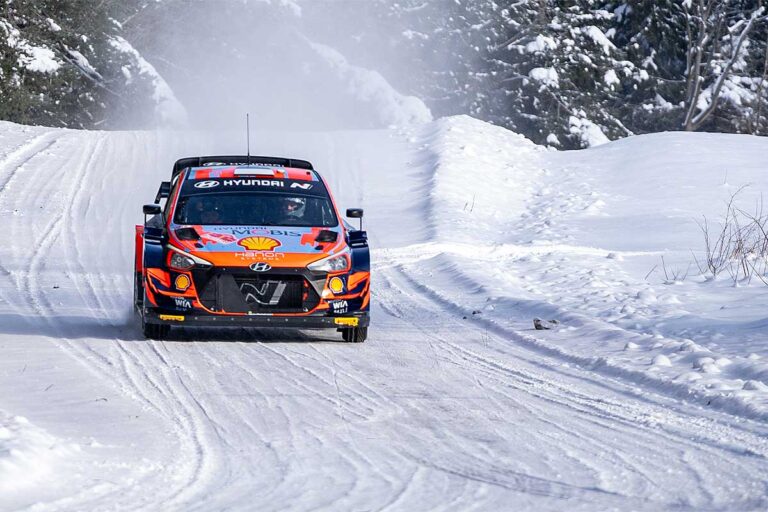 Tänak gewinnt Otepää talveralli vor Neuville