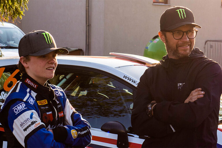 Petter und Oliver Solberg starten in Wales