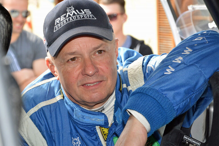 Baumschlager im Regen vor den WRC-Gegnern