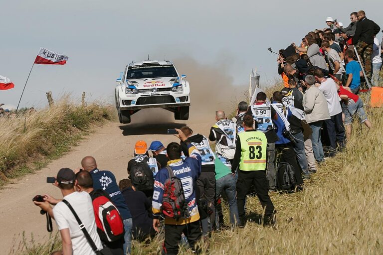 Ogier knapp vor Mikkelsen und Meeke