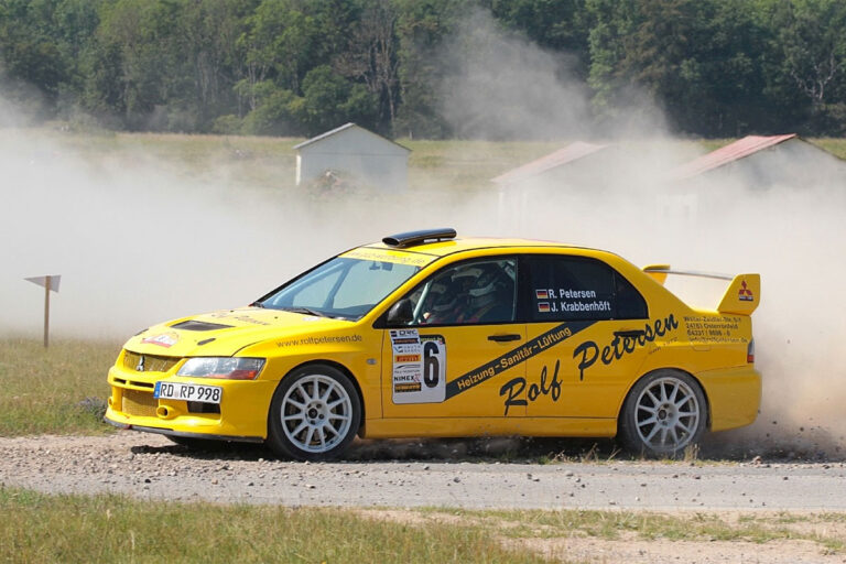 Petersen (74) hauchdünn vorn bei turbulenter Holsten-Rallye