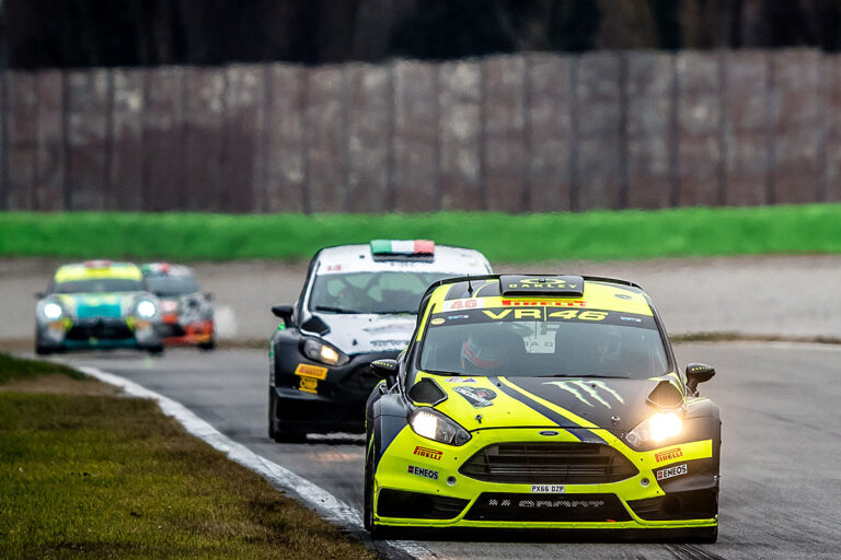 Rossi besiegt Neuville-Mikkelsen-Dreamteam