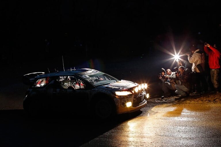 Loeb sofort wieder Spitze