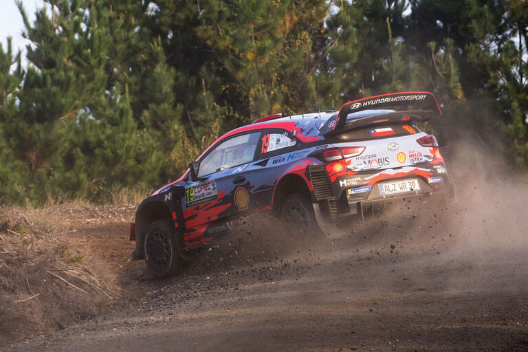 Tänak vorn – Loeb setzt Ogier unter Druck