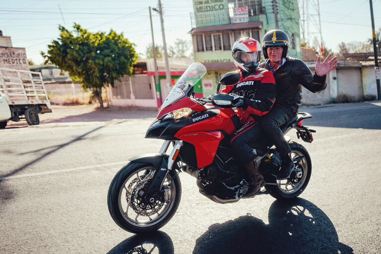 Ogier und Wilson im Tiefflug zum Flieger