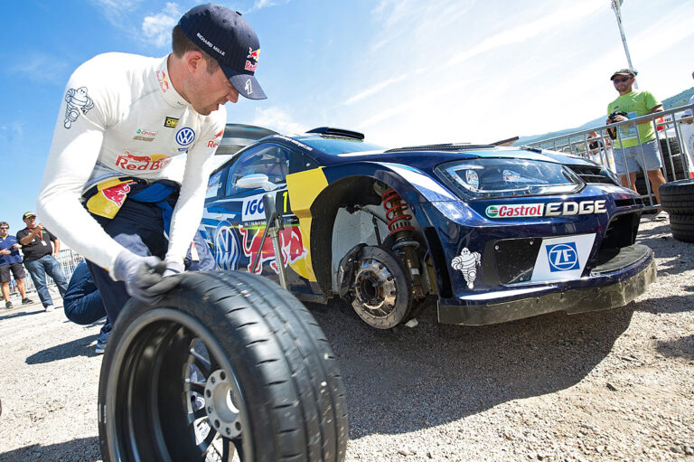 Rallye Korsika nach WP8: Die Positionen sind bezogen
