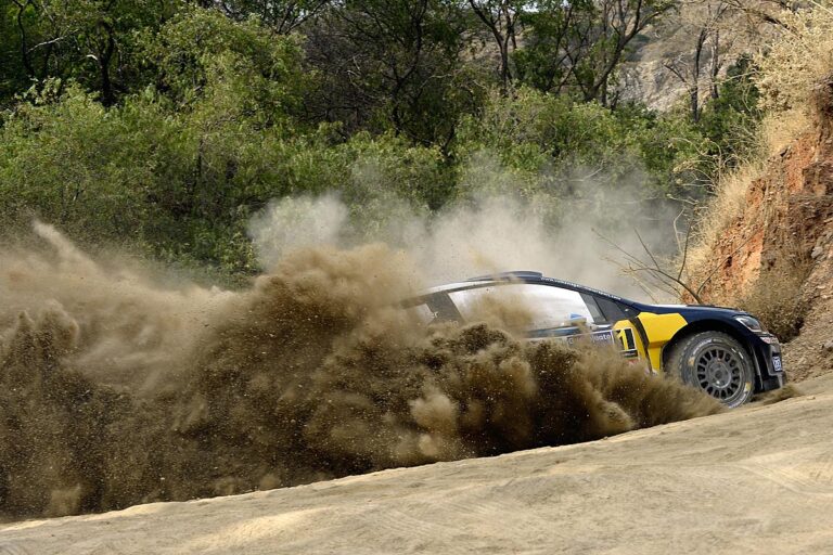 Nur noch Latvala greift Ogier an